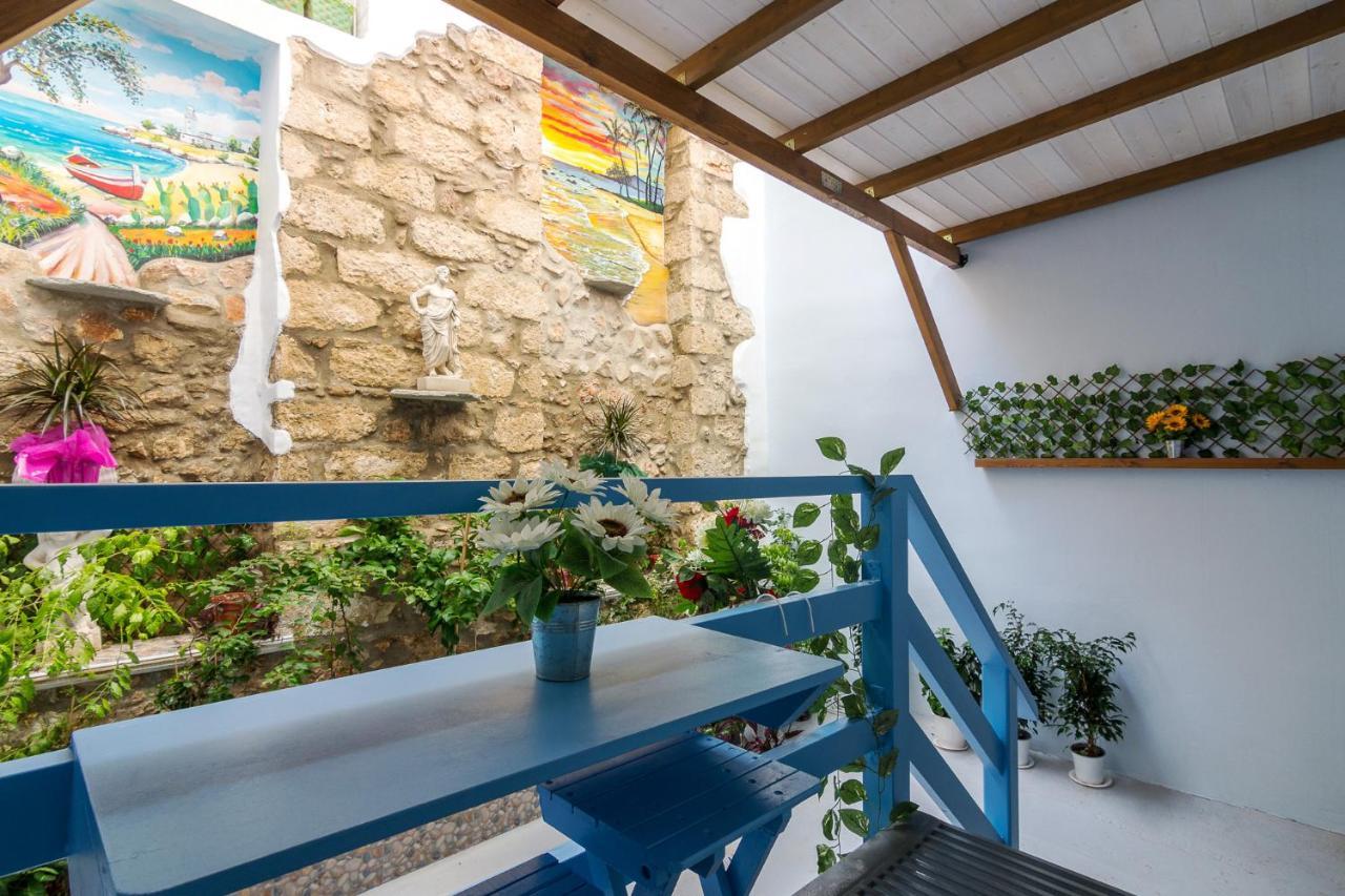 Wonderful Renovated Apartment With Private Patio أثينا المظهر الخارجي الصورة