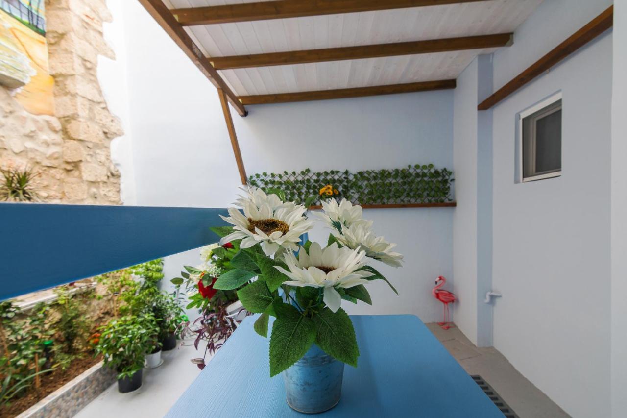 Wonderful Renovated Apartment With Private Patio أثينا المظهر الخارجي الصورة